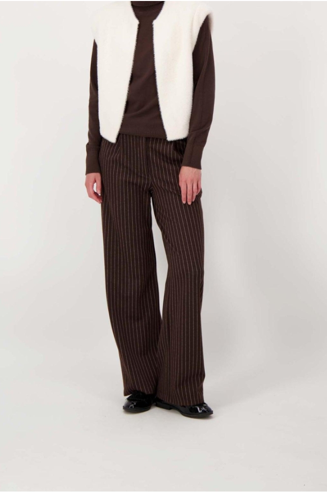 KRIJTSTREEP BROEK MET BANDPLOOI DETAIL 0303 088 CHOCOLADE BRUIN